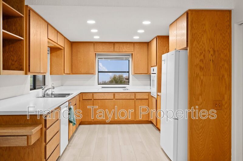 Large Home with Stunning Views in Vista property image