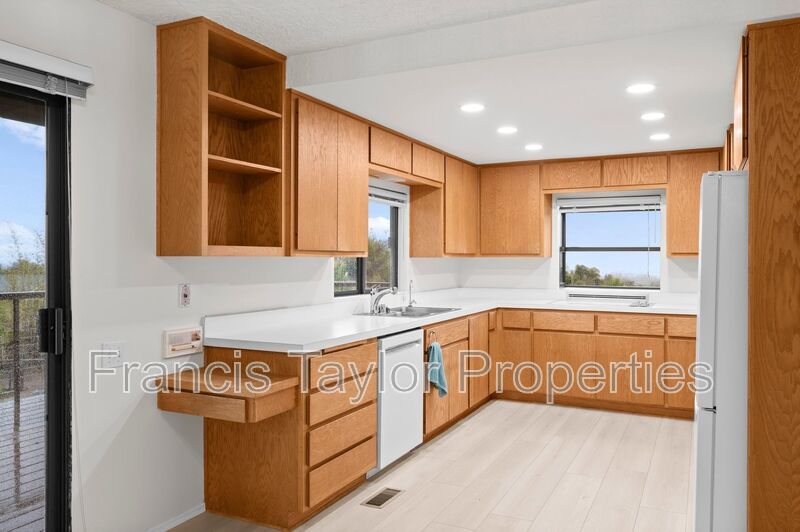 Large Home with Stunning Views in Vista property image