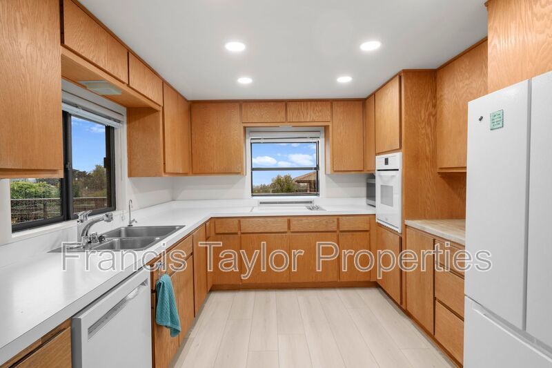 Large Home with Stunning Views in Vista property image