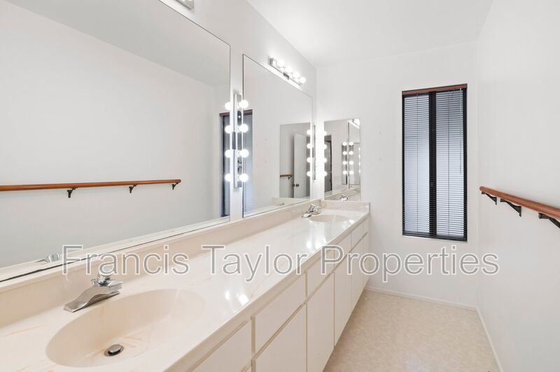 Large Home with Stunning Views in Vista property image