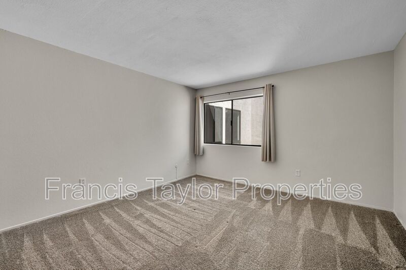 Corner-Unit 2 Bedroom in the Heart of San Diego! property image