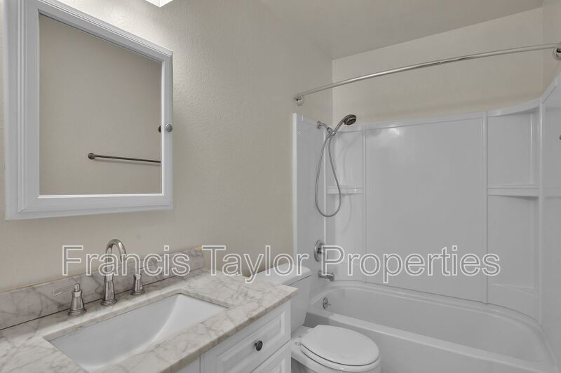 Corner-Unit 2 Bedroom in the Heart of San Diego! property image