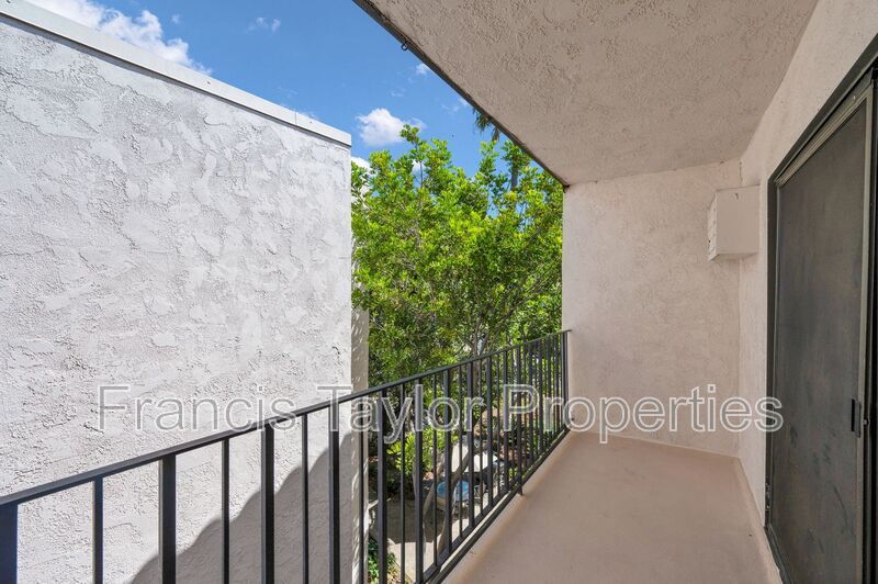 Corner-Unit 2 Bedroom in the Heart of San Diego! property image