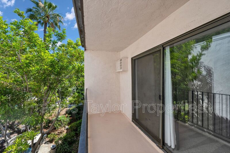 Corner-Unit 2 Bedroom in the Heart of San Diego! property image