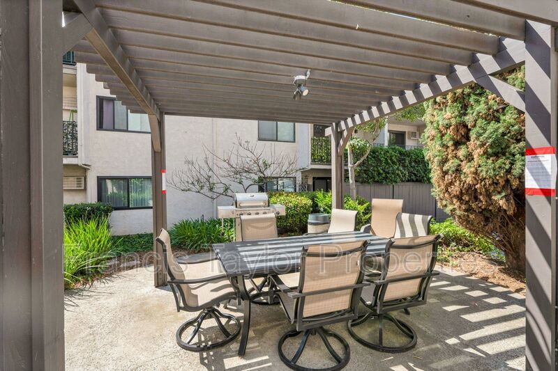 Corner-Unit 2 Bedroom in the Heart of San Diego! property image