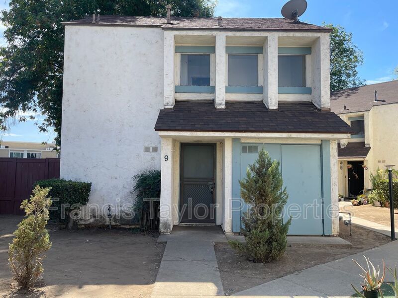 Remodeled Two Bedroom Townhouse with Fenced Backyard property image