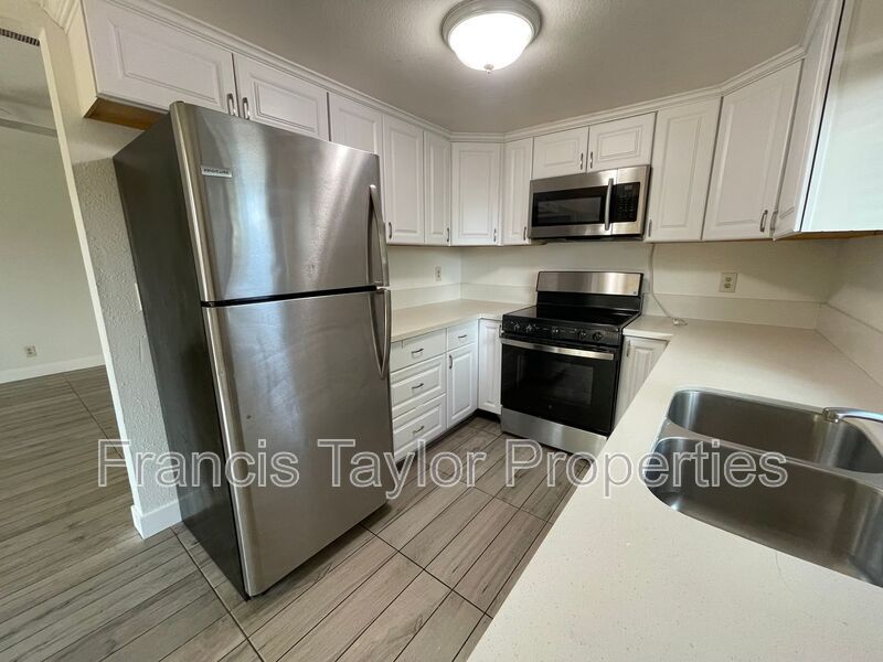 Remodeled Two Bedroom Townhouse with Fenced Backyard property image