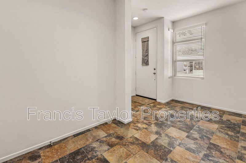 Modern 2 Bedroom Townhouse in Escondido! property image