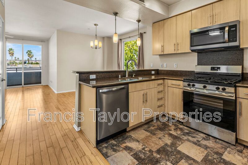 Modern 2 Bedroom Townhouse in Escondido! property image